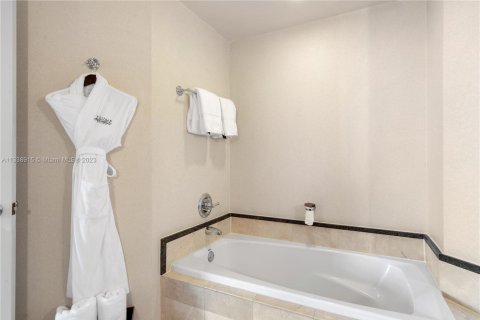 Condo in Sunny Isles Beach, Florida, 2 bedrooms  № 1706555 - photo 9