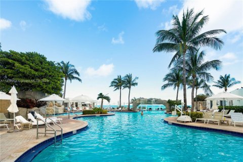 Condo in Sunny Isles Beach, Florida, 2 bedrooms  № 1706555 - photo 21
