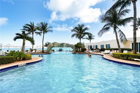 Condo in Sunny Isles Beach, Florida, 2 bedrooms  № 1706555 - photo 22