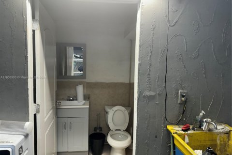 Propiedad comercial en alquiler en Hialeah, Florida № 1228634 - foto 1
