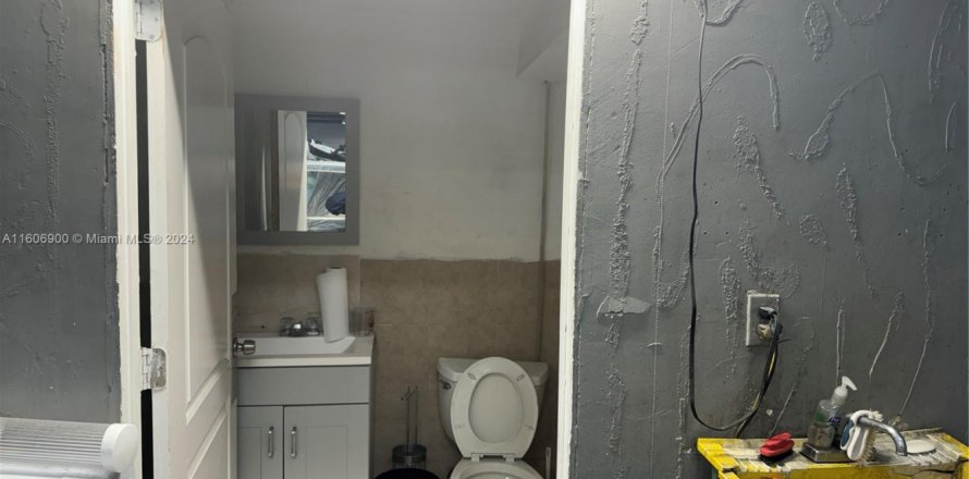 Propiedad comercial en Hialeah, Florida № 1228634