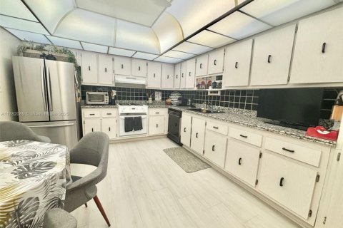 Купить кондоминиум в Халландейл-Бич, Флорида 2 спальни, 130.06м2, № 1698746 - фото 4