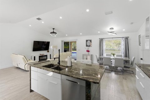 House in North Port, Florida 3 bedrooms, 125.98 sq.m. № 2341778 - photo 21