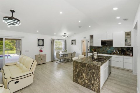 House in North Port, Florida 3 bedrooms, 125.98 sq.m. № 2341778 - photo 5