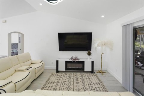 House in North Port, Florida 3 bedrooms, 125.98 sq.m. № 2341778 - photo 24