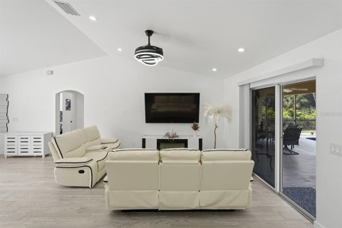 House in North Port, Florida 3 bedrooms, 125.98 sq.m. № 2341778 - photo 15