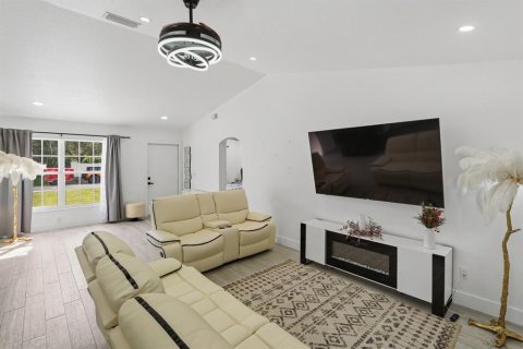 House in North Port, Florida 3 bedrooms, 125.98 sq.m. № 2341778 - photo 25