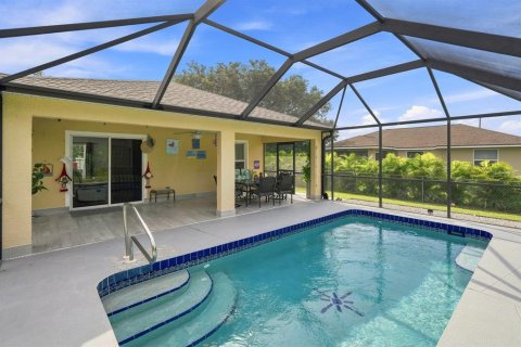 House in North Port, Florida 3 bedrooms, 125.98 sq.m. № 2341778 - photo 2