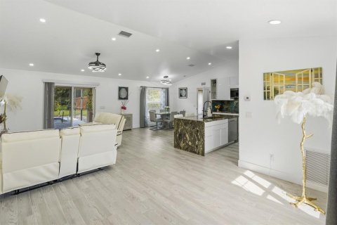 House in North Port, Florida 3 bedrooms, 125.98 sq.m. № 2341778 - photo 9