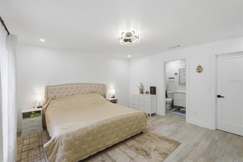 House in North Port, Florida 3 bedrooms, 125.98 sq.m. № 2341778 - photo 30