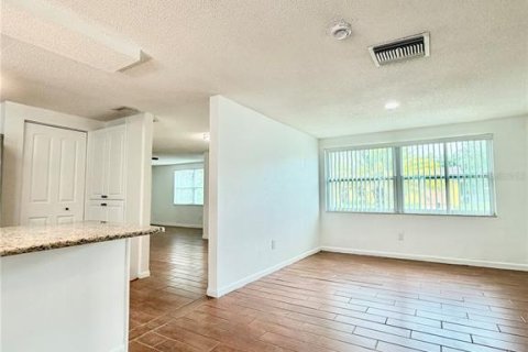 Villa ou maison à louer à New Port Richey, Floride: 3 chambres, 134.06 m2 № 2167581 - photo 8