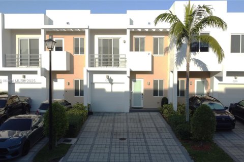 Таунхаус в Дорал, Флорида 3 спальни, 161.93м2 № 1934571