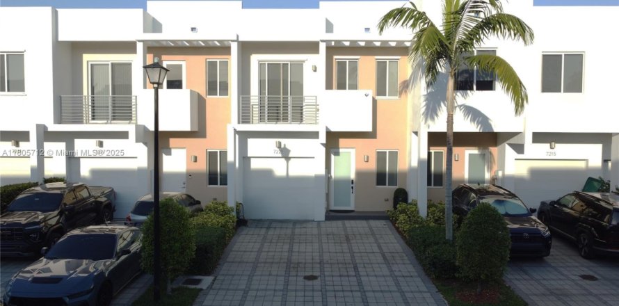 Townhouse in Doral, Florida 3 bedrooms, 161.93 sq.m. № 1934571