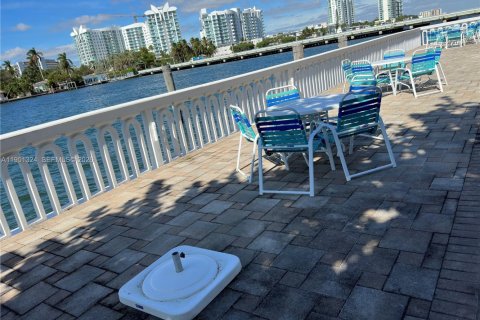 Condo in North Bay Village, Florida, 1 bedroom  № 2153139 - photo 17