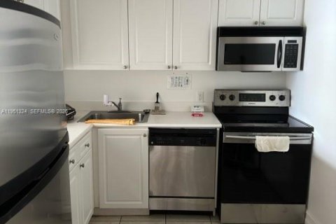 Condo in North Bay Village, Florida, 1 bedroom  № 2153139 - photo 4