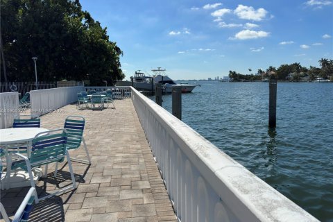 Condo in North Bay Village, Florida, 1 bedroom  № 2153139 - photo 12