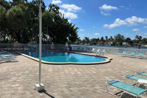 Condo in North Bay Village, Florida, 1 bedroom  № 2153139 - photo 6