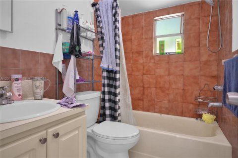 Villa ou maison à vendre à Miami, Floride: 4 chambres, 193.7 m2 № 2076358 - photo 28