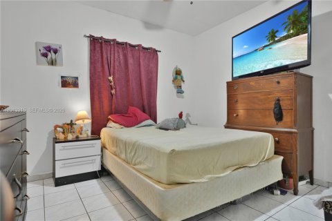 Villa ou maison à vendre à Miami, Floride: 4 chambres, 193.7 m2 № 2076358 - photo 11
