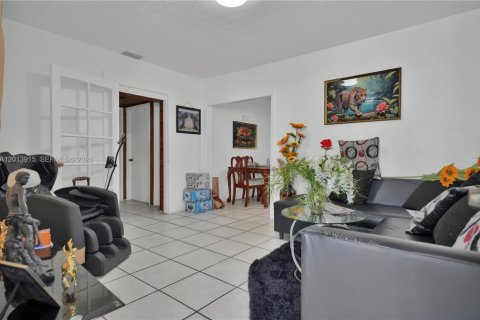 Villa ou maison à vendre à Miami, Floride: 4 chambres, 193.7 m2 № 2076358 - photo 16