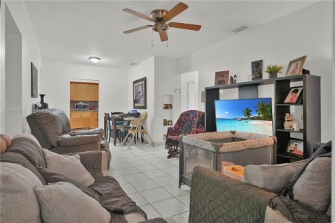 Villa ou maison à vendre à Miami, Floride: 4 chambres, 193.7 m2 № 2076358 - photo 3