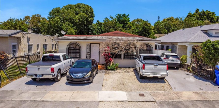 Villa ou maison à Miami, Floride 4 chambres, 193.7 m2 № 2076358