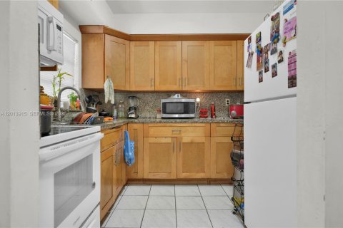 Villa ou maison à vendre à Miami, Floride: 4 chambres, 193.7 m2 № 2076358 - photo 4