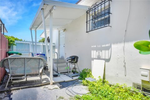 Villa ou maison à vendre à Miami, Floride: 4 chambres, 193.7 m2 № 2076358 - photo 14