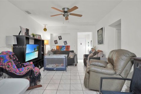 Villa ou maison à vendre à Miami, Floride: 4 chambres, 193.7 m2 № 2076358 - photo 5