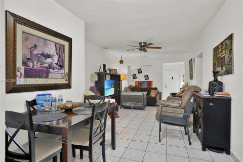 Villa ou maison à vendre à Miami, Floride: 4 chambres, 193.7 m2 № 2076358 - photo 8