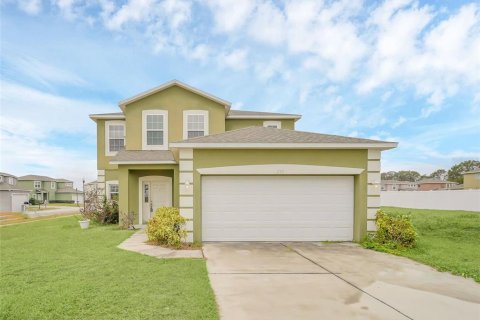 House in Winter Haven, Florida 5 bedrooms, 243.5 sq.m. № 1578688 - photo 1
