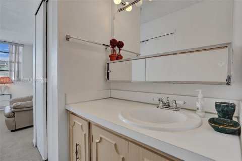 Снять в аренду кондоминиум в Халландейл-Бич, Флорида 1 спальня, 78.97м2, № 2154678 - фото 6