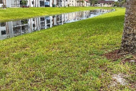 Condo in Lake Worth, Florida, 2 bedrooms № 2254388 - photo 2