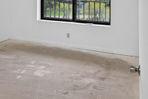 Condo in Lake Worth, Florida, 2 bedrooms № 2254388 - photo 11
