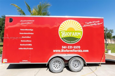 Commercial property in Okeechobee, Florida № 2040120