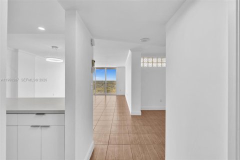 Condominio en alquiler en Aventura, Florida, 1 dormitorio, 99.03 m2 № 2027989 - foto 2