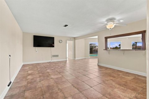 Casa en venta en New Port Richey, Florida, 4 dormitorios, 244.43 m2 № 2429187 - foto 17