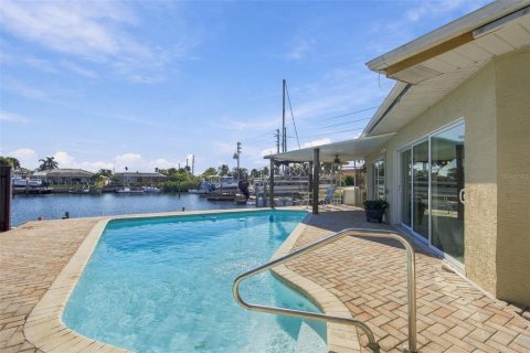 Casa en venta en New Port Richey, Florida, 4 dormitorios, 244.43 m2 № 2429187 - foto 7
