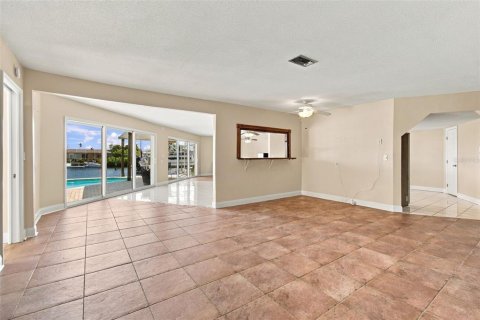 Casa en venta en New Port Richey, Florida, 4 dormitorios, 244.43 m2 № 2429187 - foto 12