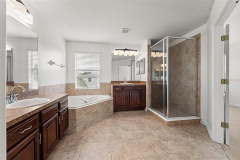 House in Orlando, Florida 5 bedrooms, 319.77 sq.m. № 2400370 - photo 17