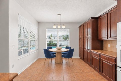 House in Orlando, Florida 5 bedrooms, 319.77 sq.m. № 2400370 - photo 9