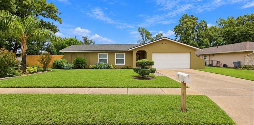 House in Altamonte Springs, Florida 4 bedrooms, 146.41 sq.m. № 2402774