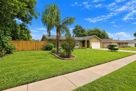 House in Altamonte Springs, Florida 4 bedrooms, 146.41 sq.m. № 2402774 - photo 2