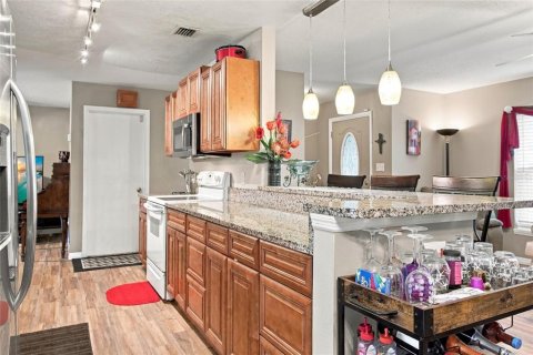 House in Altamonte Springs, Florida 4 bedrooms, 146.41 sq.m. № 2402774 - photo 10