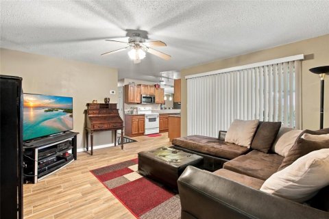 House in Altamonte Springs, Florida 4 bedrooms, 146.41 sq.m. № 2402774 - photo 13