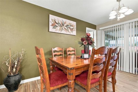House in Altamonte Springs, Florida 4 bedrooms, 146.41 sq.m. № 2402774 - photo 8