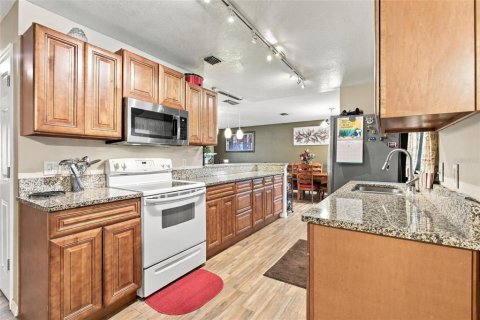 House in Altamonte Springs, Florida 4 bedrooms, 146.41 sq.m. № 2402774 - photo 11