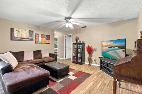 House in Altamonte Springs, Florida 4 bedrooms, 146.41 sq.m. № 2402774 - photo 12
