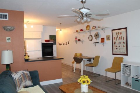 Condominio en venta en Kenneth City, Florida, 1 dormitorio, 60.57 m2 № 1870773 - foto 12
