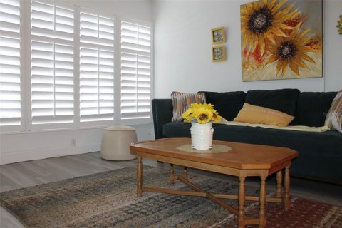 Condominio en venta en Kenneth City, Florida, 1 dormitorio, 60.57 m2 № 1870773 - foto 10